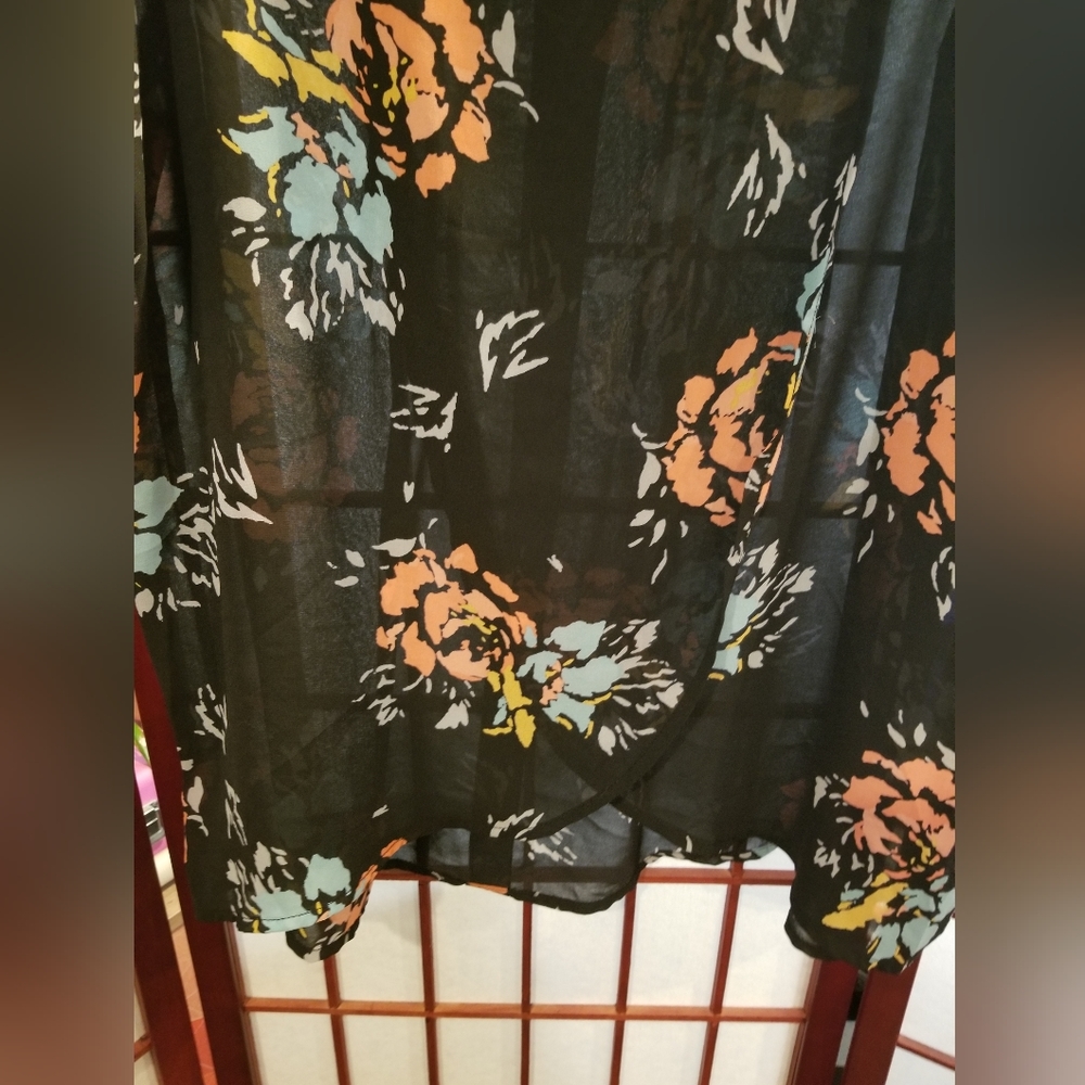 Torrid Sheer Floral Tank. Back tulip hem. Size - Picture 3 of 5